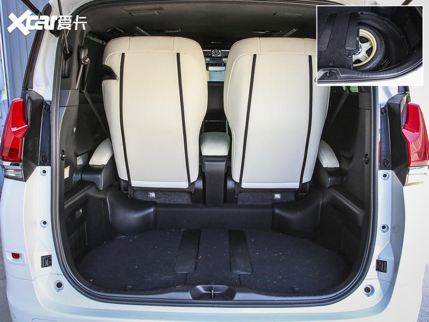 實拍雷克薩斯LM后排