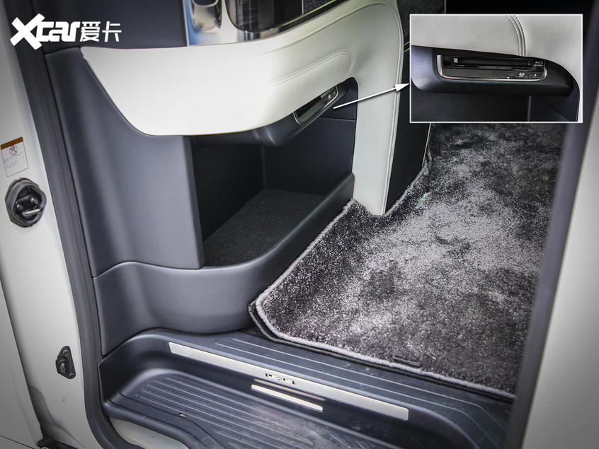 實拍雷克薩斯LM后排