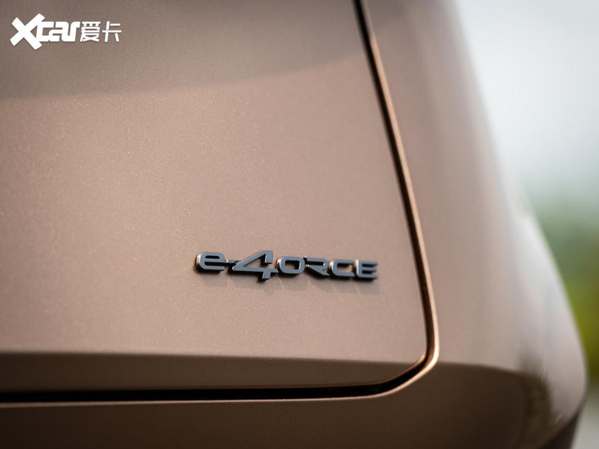 充滿科幻感的內飾