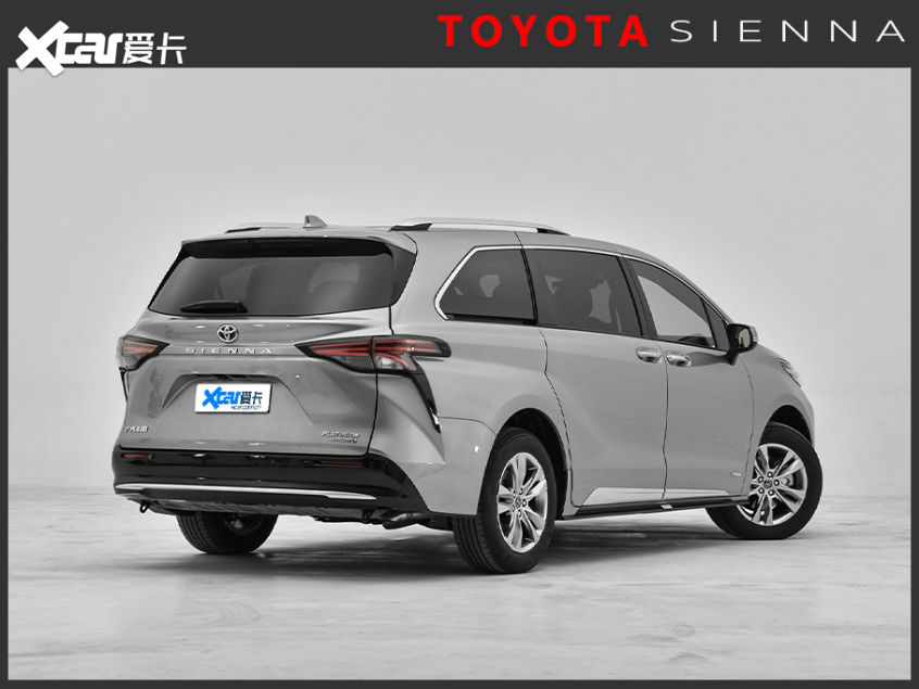 身穿運動服的動感“奶爸”