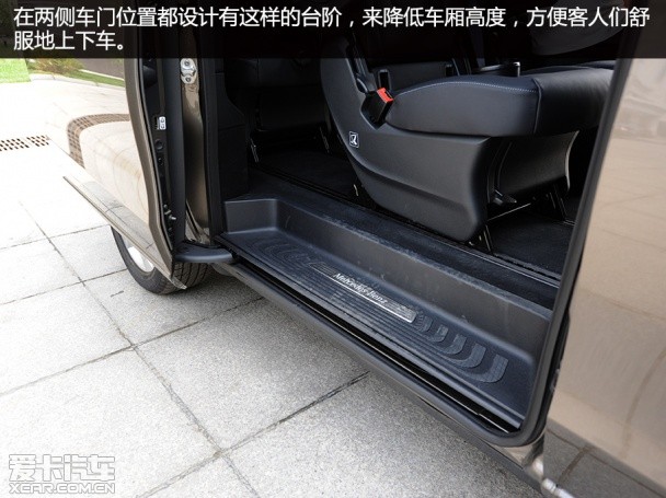 實(shí)拍奔馳V級(jí)