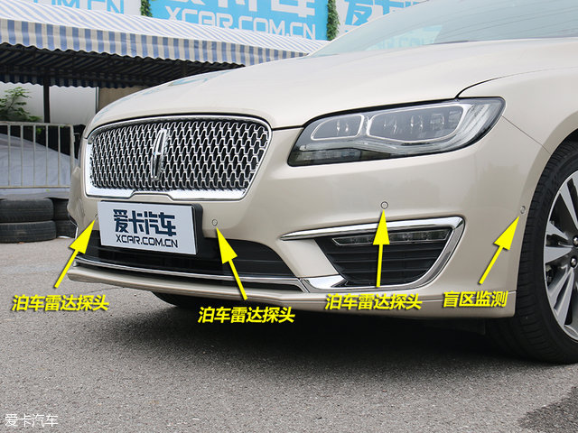 新款林肯mkz车头拥有四个泊车雷达探头外加两个盲区监测探头.