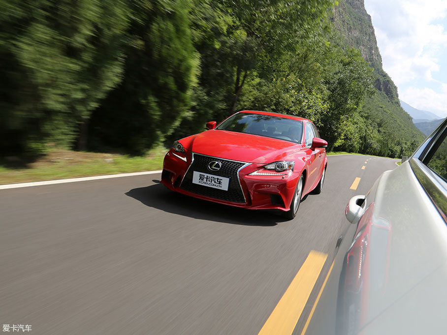 捷豹XE對比雷克薩斯IS
