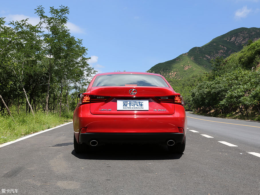 捷豹XE對比雷克薩斯IS