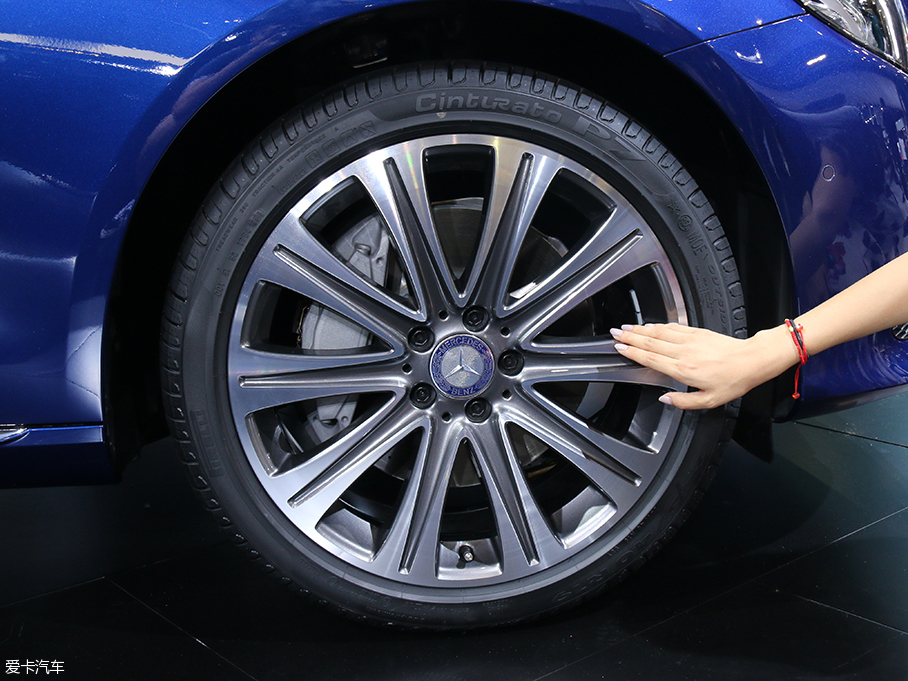 御姐變身老板 對比三款豪華商務車