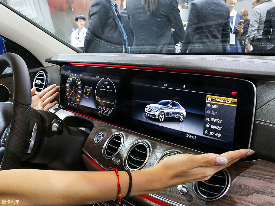 御姐變身老板 對比三款豪華商務車