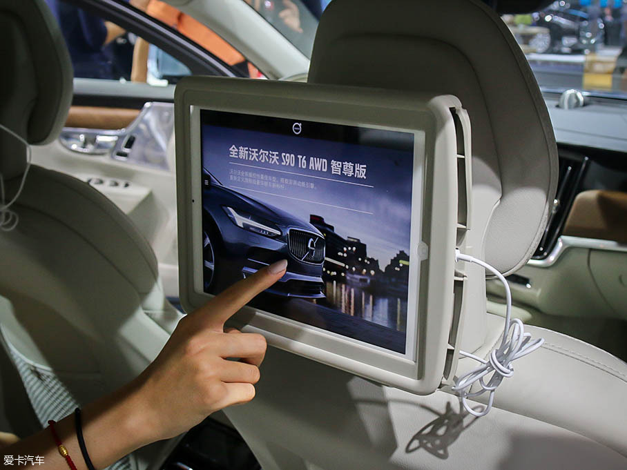 御姐變身老板 對比三款豪華商務車