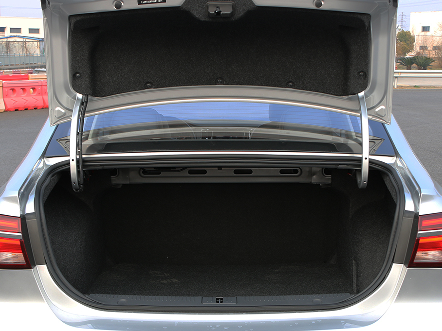 以不同創不凡 愛卡實拍上汽榮威i6 20T