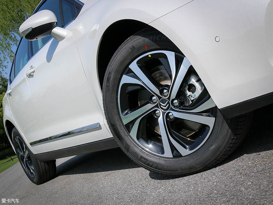 實拍東風雪鐵龍第三代C5