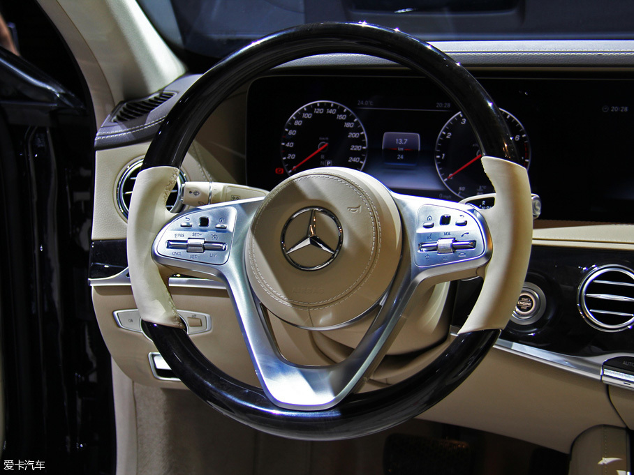 三道杠遇上尖子生 奔馳S對比雷克薩斯LS