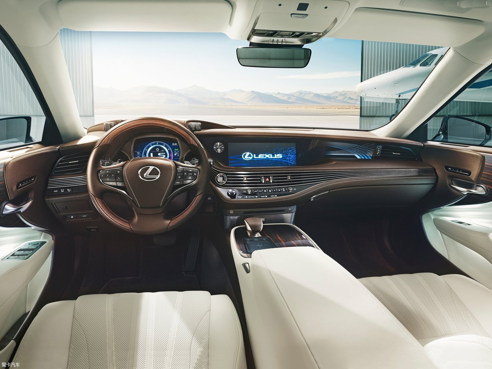 三道杠遇上尖子生 奔馳S對比雷克薩斯LS