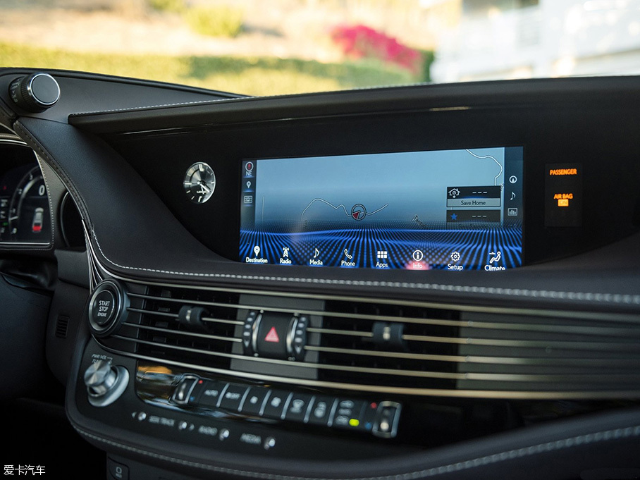 三道杠遇上尖子生 奔馳S對比雷克薩斯LS