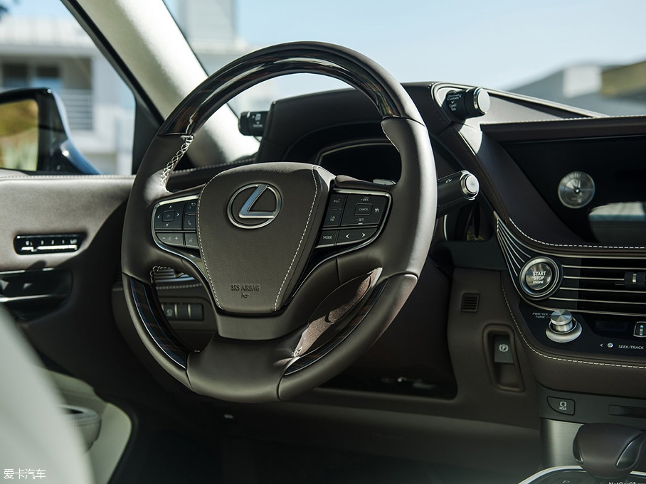 三道杠遇上尖子生 奔馳S對比雷克薩斯LS