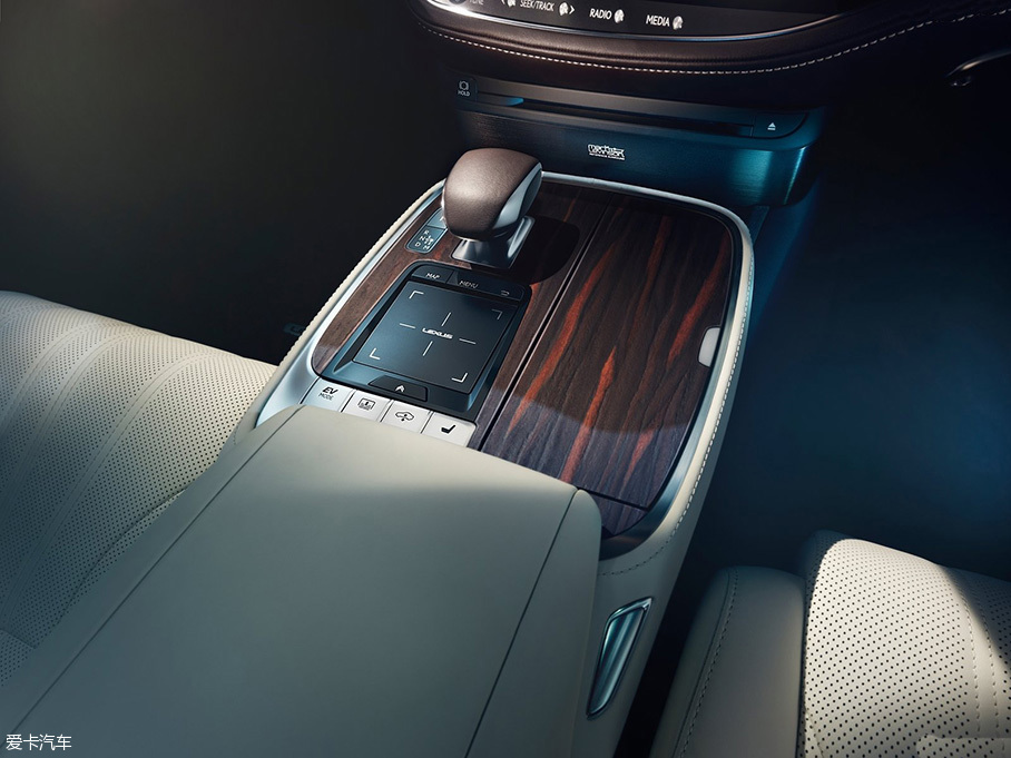 三道杠遇上尖子生 奔馳S對比雷克薩斯LS