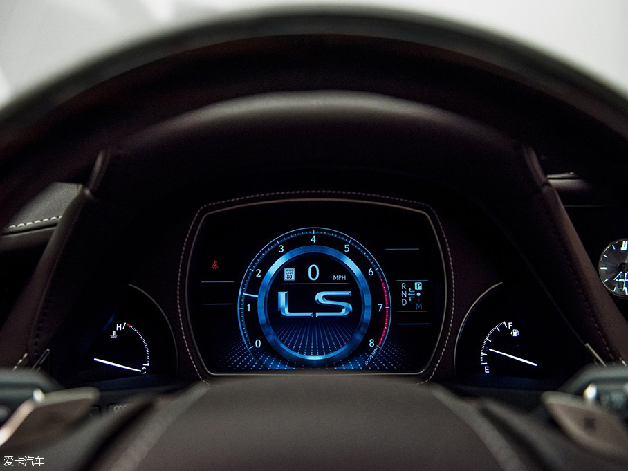 三道杠遇上尖子生 奔馳S對比雷克薩斯LS