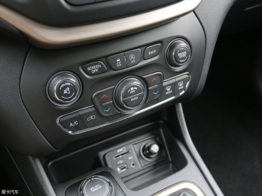 愛(ài)卡實(shí)拍2017款自由光