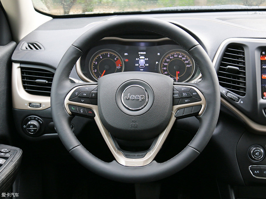 愛(ài)卡實(shí)拍2017款自由光