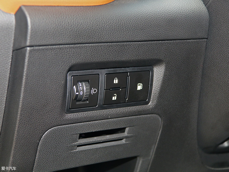 大灯高度调节,门锁和加油盖按键被布置在方向盘左下侧.