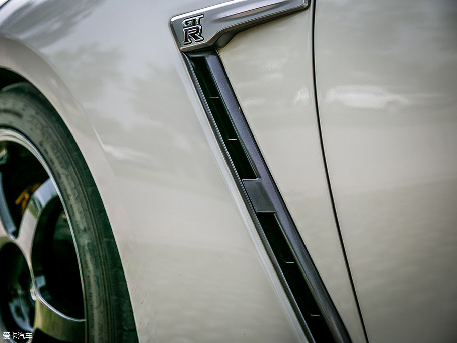 御姐約豪車 雨中的低調(diào)戰(zhàn)神GTR nismo