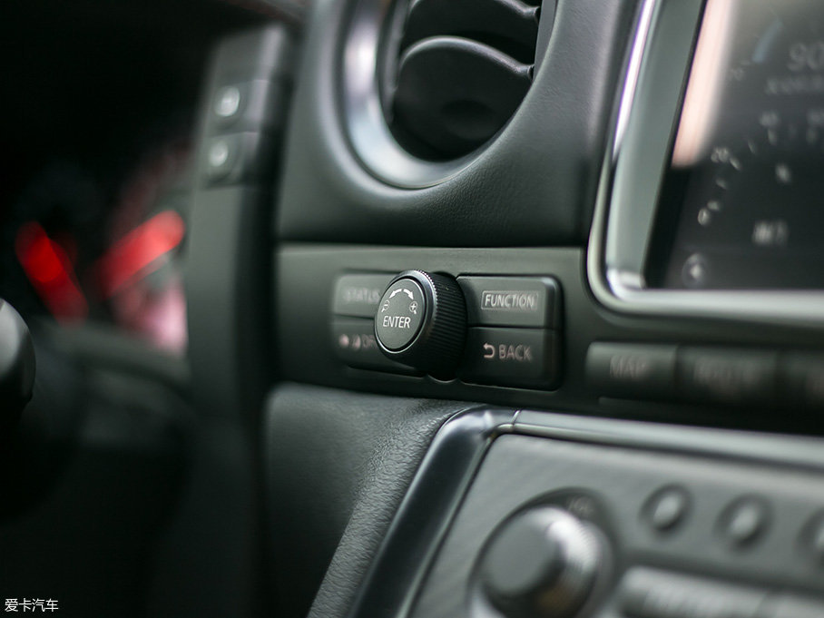 御姐約豪車 雨中的低調戰神GTR nismo