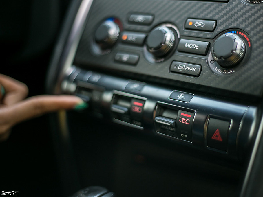 御姐約豪車 雨中的低調戰神GTR nismo
