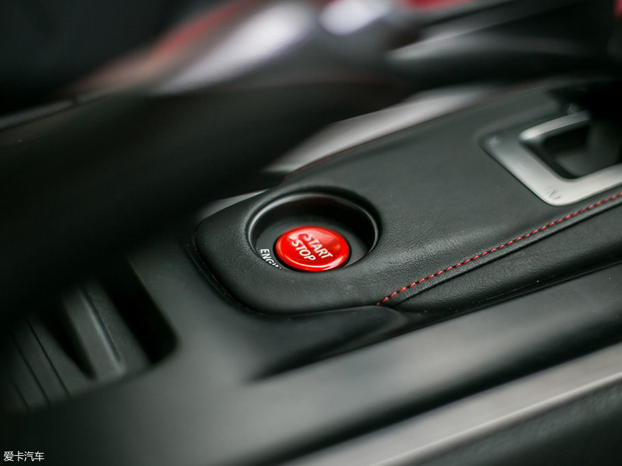 御姐約豪車 雨中的低調戰神GTR nismo