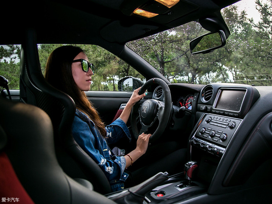 御姐約豪車 雨中的低調戰神GTR nismo