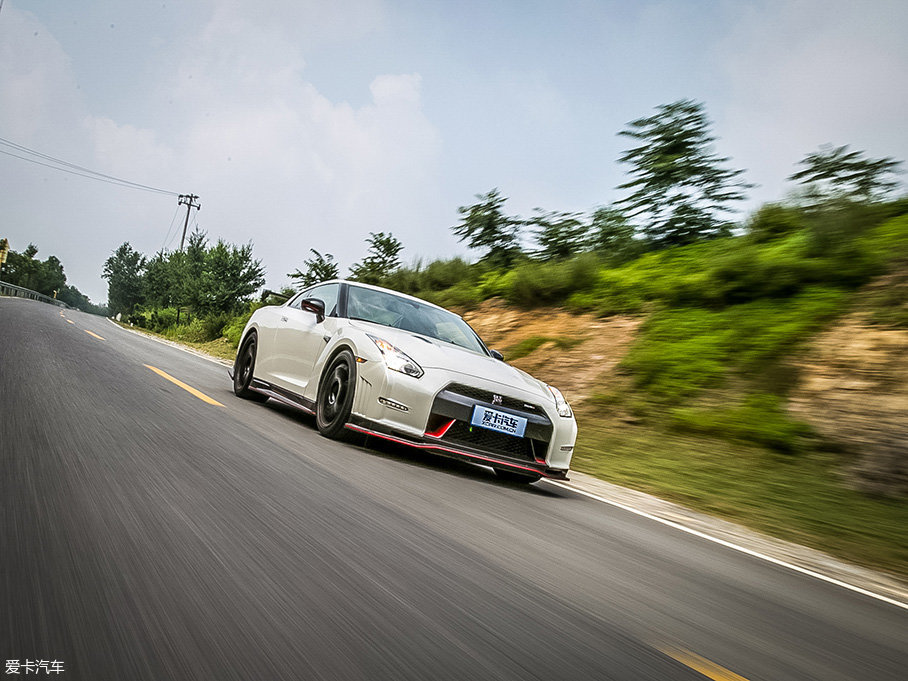 御姐約豪車 雨天里的戰(zhàn)神GTR nismo