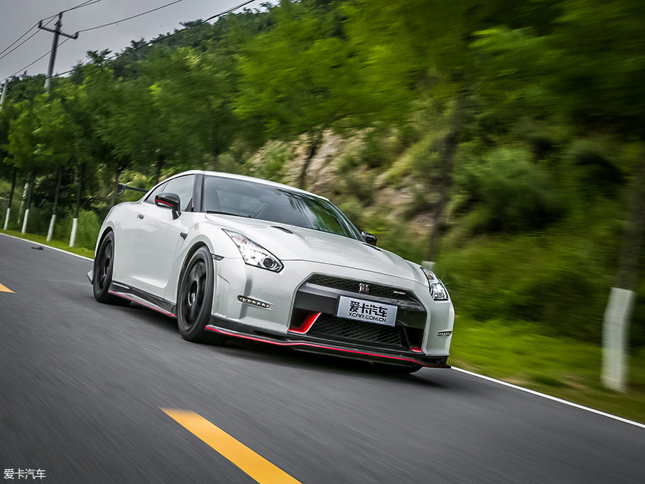 御姐約豪車 雨天里的戰神GTR nismo