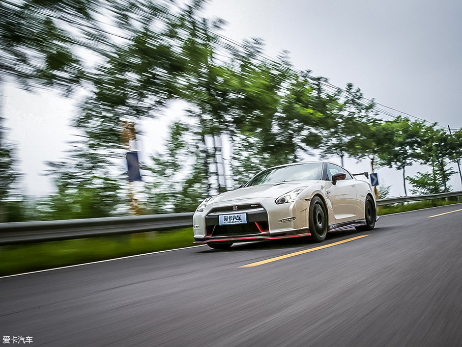 御姐約豪車 雨天里的戰神GTR nismo