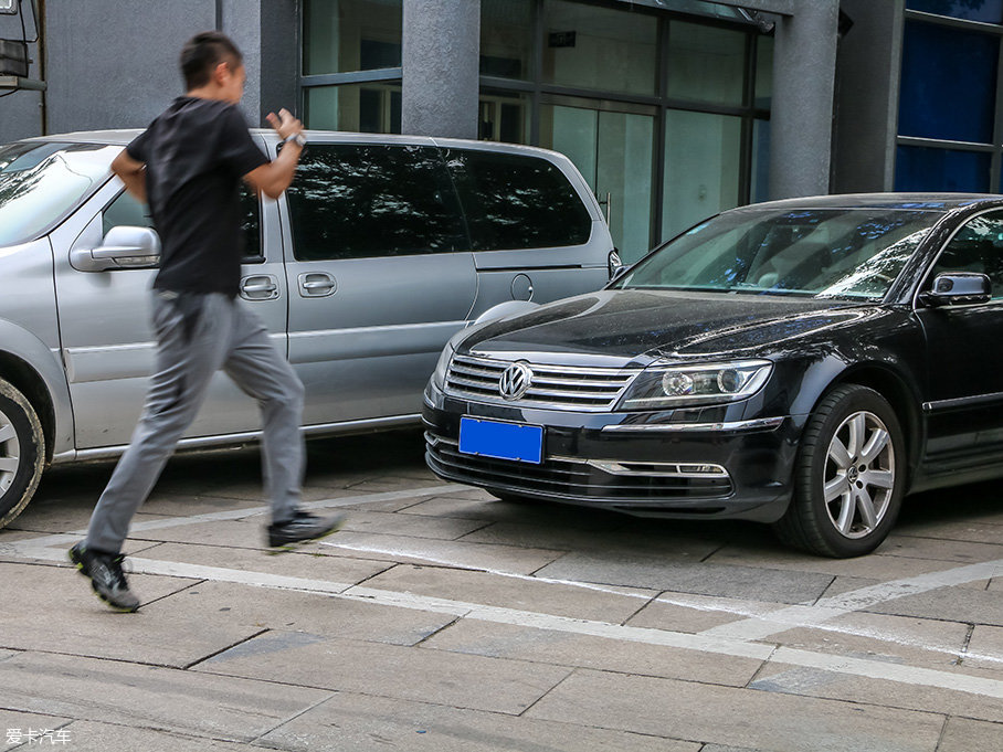 教師節(jié)搗蛋 學渣重返校園探秘老師座駕