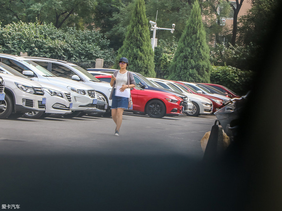 教師節(jié)搗蛋 學渣重返校園探秘老師座駕