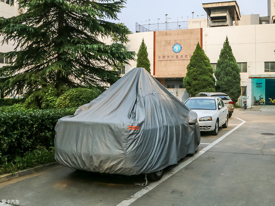 教師節(jié)搗蛋 學渣重返校園探秘老師座駕