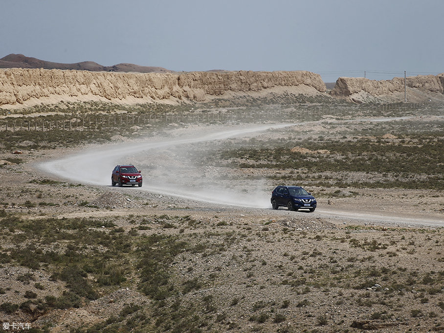 奇駿勇闖沙漠無人區