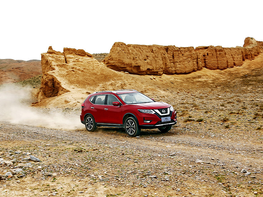 奇駿勇闖沙漠無人區