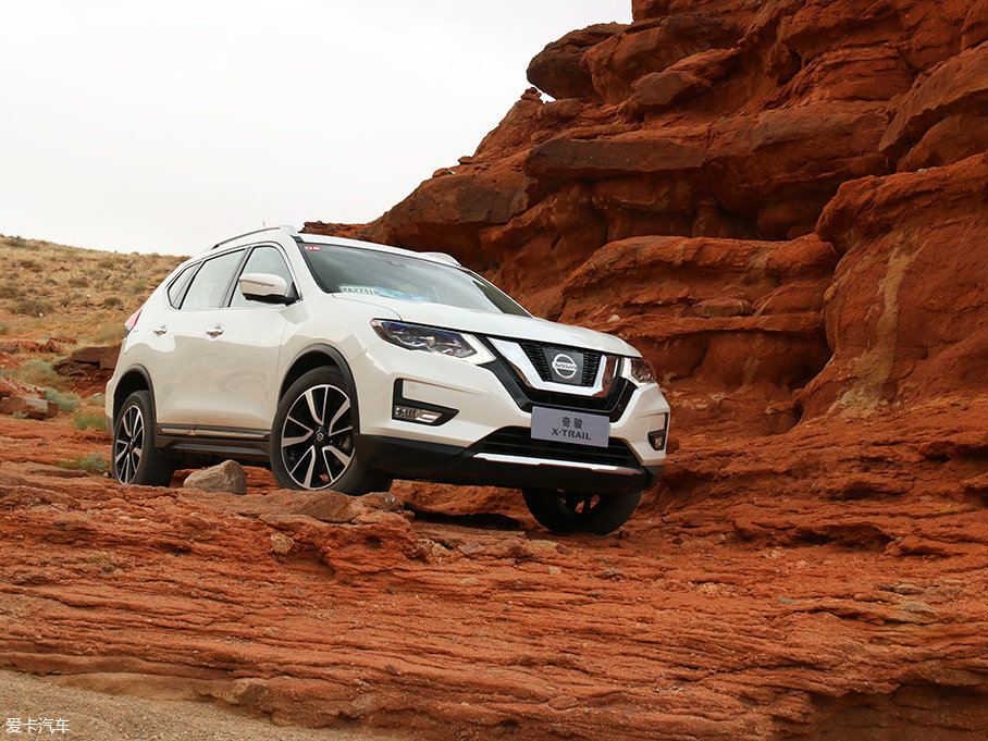 奇駿勇闖沙漠無人區