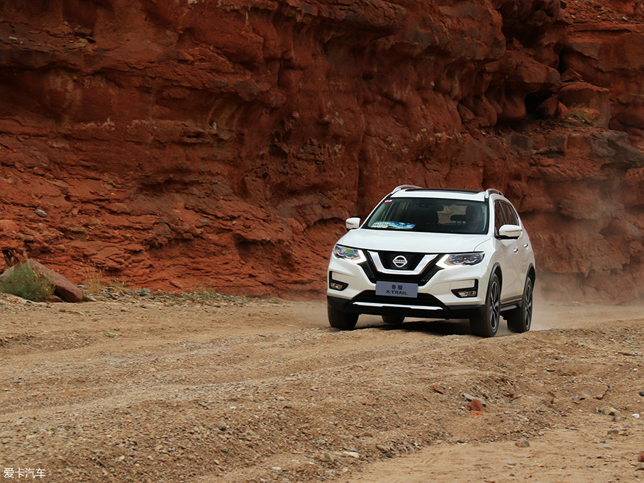 奇駿勇闖沙漠無人區