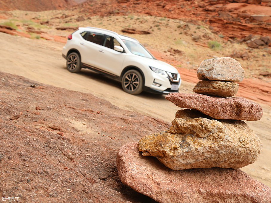 奇駿勇闖沙漠無人區