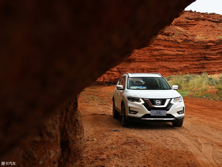 奇駿勇闖沙漠無人區