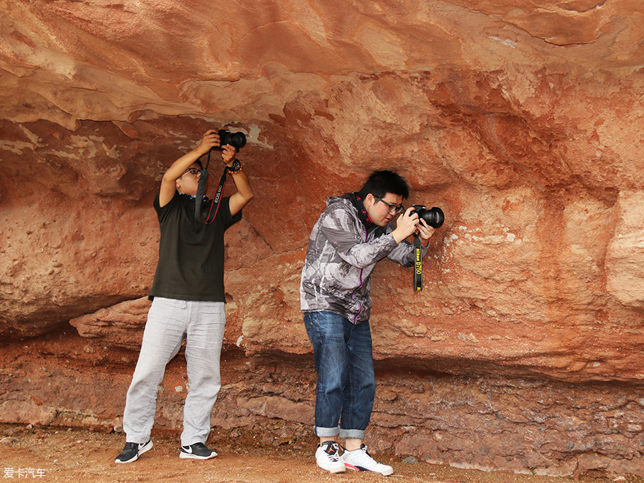 奇駿勇闖沙漠無人區