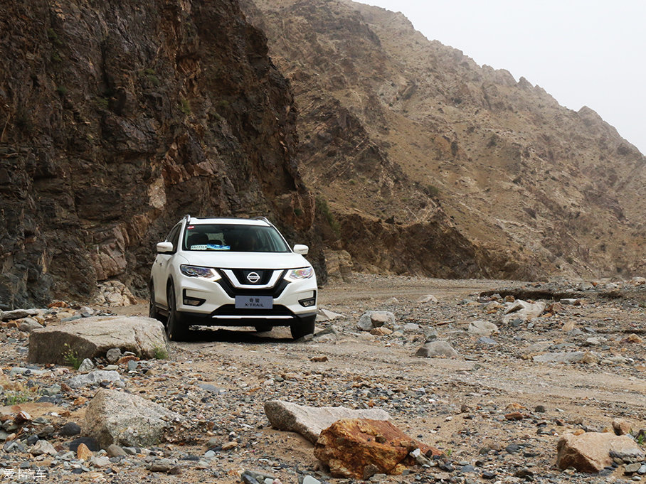 奇駿勇闖沙漠無人區