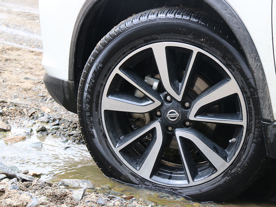 奇駿勇闖沙漠無人區