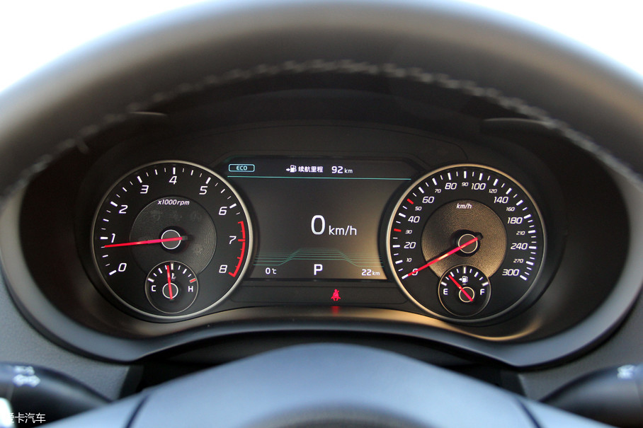 在转速表和时速表之间还配备了彩色行车电脑显示屏,可显示时速,油耗