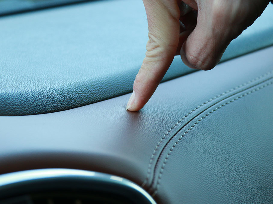 手按壓中控面板