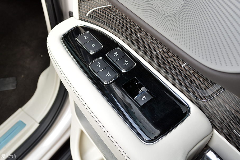 愛卡實拍全新林肯領航員總統版