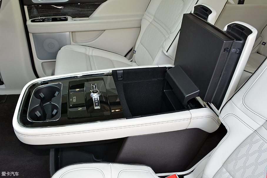 愛卡實拍全新林肯領航員總統版