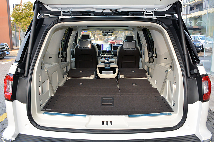 愛卡實拍全新林肯領航員總統版