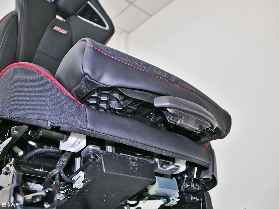 君威GS運(yùn)動座椅