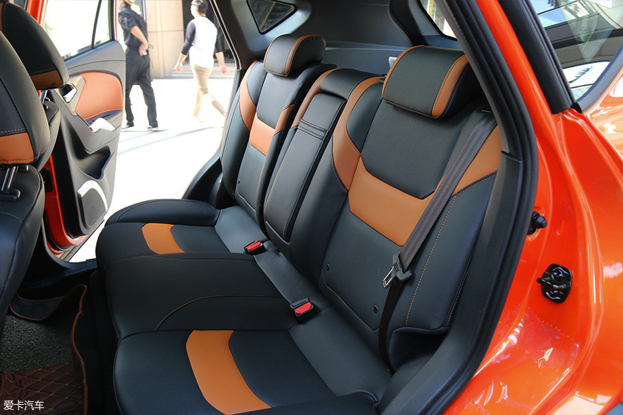 后排座椅的材质和配色同前排一样,只不过座椅中央的可折叠扶手箱凸起