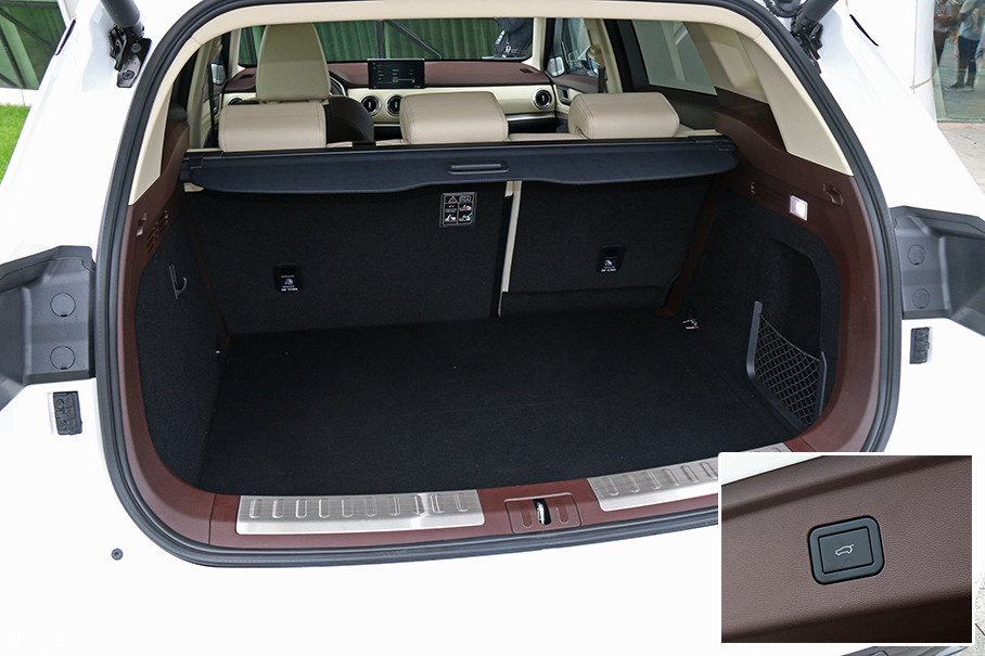 vv6的行李厢非常宽敞,并且厢内空间方正而又规整,电动尾门也是全系